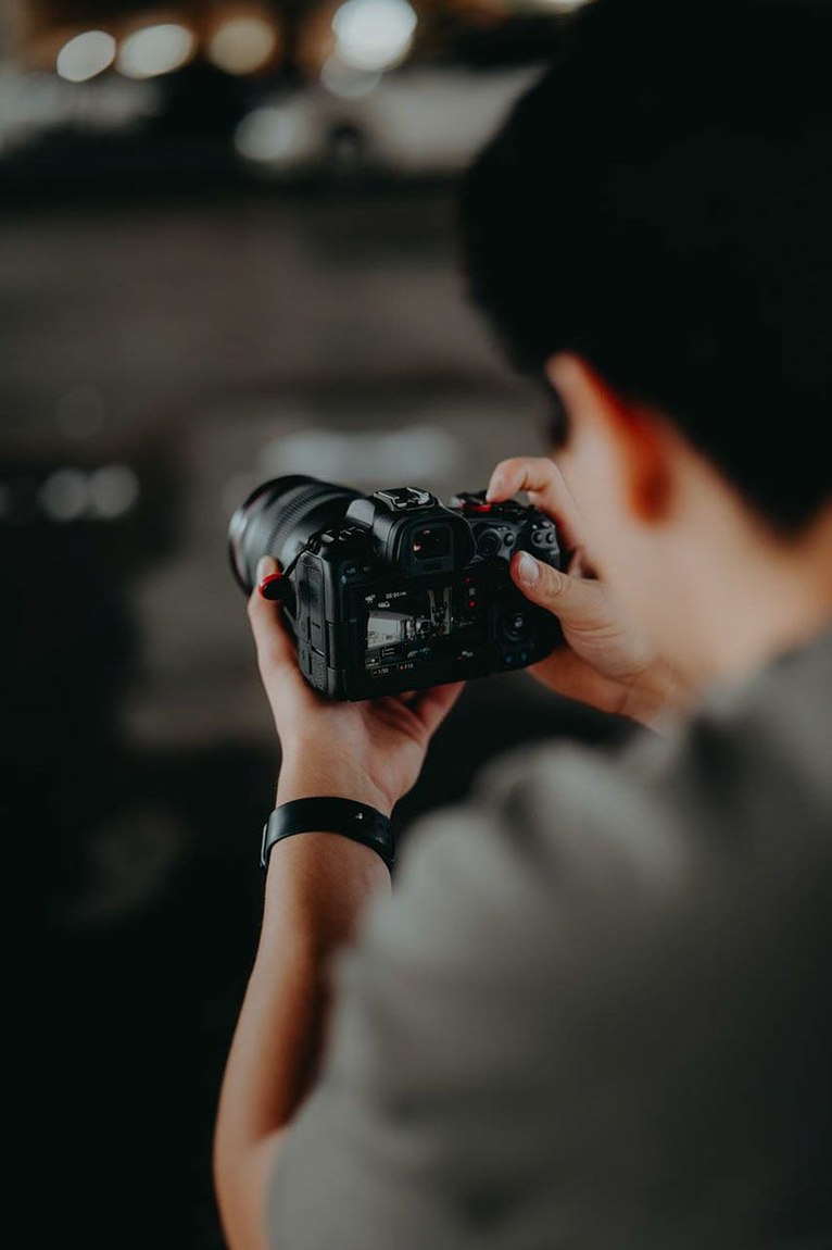 Fotografia di un operatore con macchina fotografica, pubblicata da 99Agency