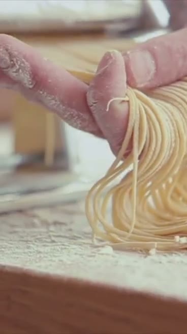 Anteprima di un reel sulla lavorazione artigianale della pasta, da 99Agency